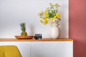 Comfort-Studio (Nest) | Wohnbereich | 43-Zoll-Fernseher mit Kabelempfang, Netflix, Streaming-Dienste