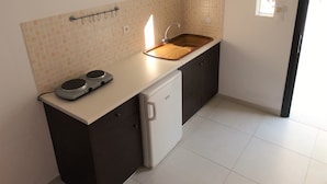 Frigorífico, placa de cocina, hervidor eléctrico y utensilios de cocina