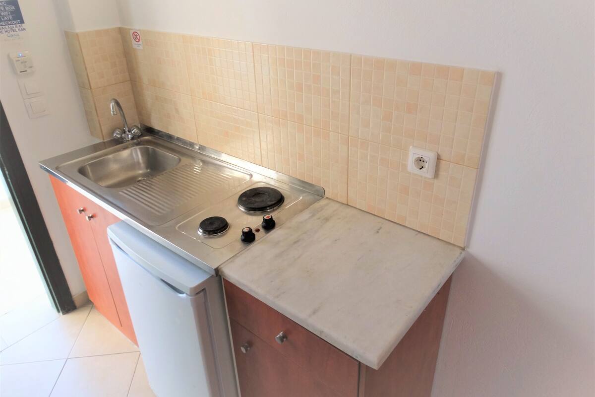 Fridge, stovetop, electric kettle, cookware/dishes/utensils