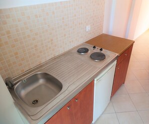 Studio (Twin Beds) | Private kitchenette | Fridge, stovetop, electric kettle, cookware/dishes/utensils - Oasis Beach Club (Corfu)