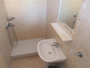حمام | تجهيزات دش، مناشف، ورق حمّام
