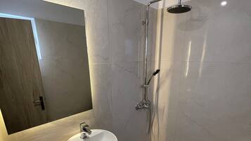 Ducha, toallas, papel higiénico