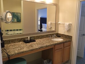 Douche, baignoire à jets, serviettes fournies, savon