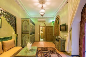 Suite (Kaid) | Living area | 32-inch flat-screen TV with satellite channels, TV - Riad Tahyra (Marrakech)