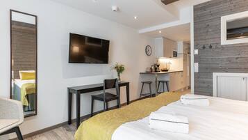 RukaValley 28 Studio, Sauna | Zona de estar | Televisión de pantalla plana de 43 pulgadas con canales por satélite