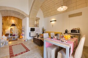 Comfort-Apartment, 1 Schlafzimmer (Psema) | Wohnbereich | Fernseher