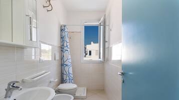 Casa Standard, 2 camere da letto | Bagno | Doccia, asciugacapelli, bidet