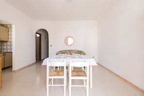 Standard Apartment, 2 Bedrooms | In-room dining