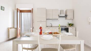 Appartamento Standard, 2 camere da letto | Cucina privata | Frigorifero con congelatore, forno, piano cottura