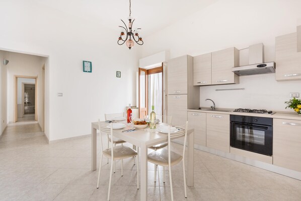 Standard Apartment, 2 Bedrooms | Private kitchen