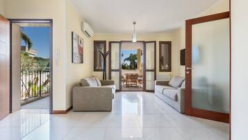 Comfort House, 3 Bedrooms | Living room | TV