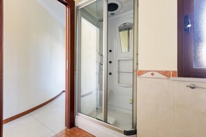 Comfort-Haus, 3 Schlafzimmer | Badezimmer | Duschwanne, Haartrockner