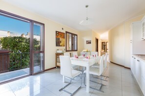 Comfort-Haus, 3 Schlafzimmer | Essbereich im Zimmer