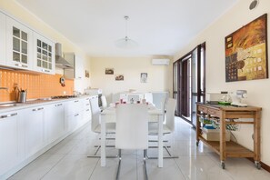 Comfort House, 3 Bedrooms | In-room dining