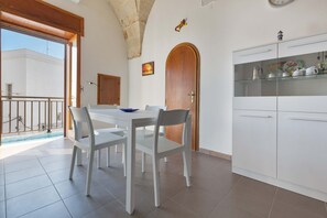 Basic-Apartment, 1 Schlafzimmer | Eigene Küche | Großer Kühlschrank, Ofen, Herdplatte, Kochgeschirr/Geschirr/Besteck