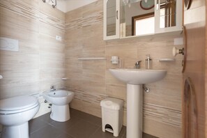 Basic-Apartment, 1 Schlafzimmer | Badezimmer | Dusche, Handtücher