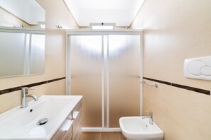 Villa Standard, 2 chambres | Salle de bain | Douche, sĂšche-cheveux, bidet