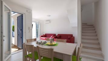 Comfort House, 2 Bedrooms | In-room dining