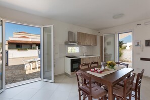 Comfort House, 2 Bedrooms | In-room dining