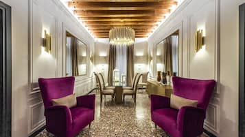 Coin salon dans le hall