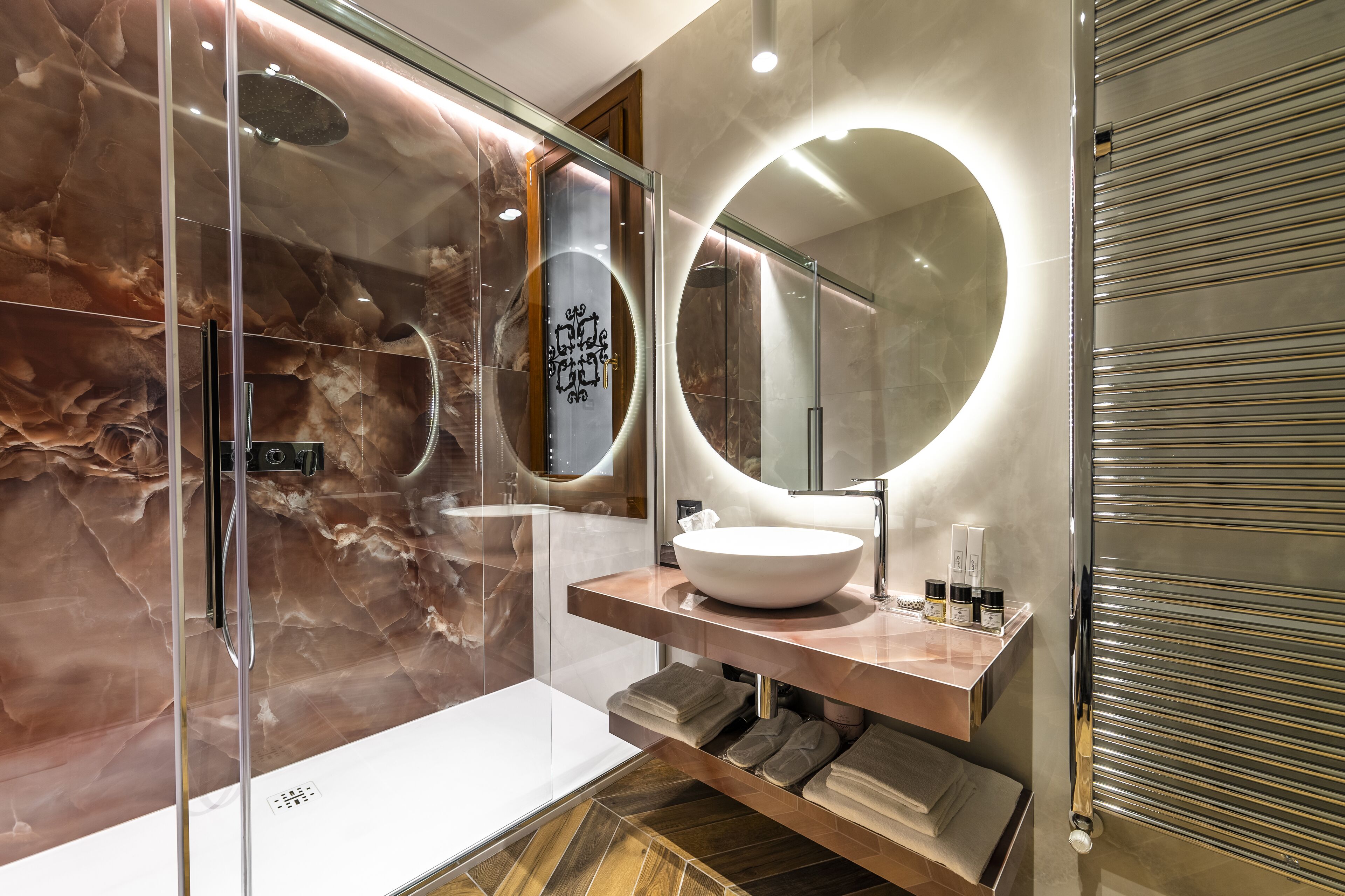Habitación superior | Baño | Batas, bidet, toallas 
