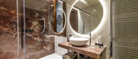 Habitación superior | Baño | Batas, bidet, toallas