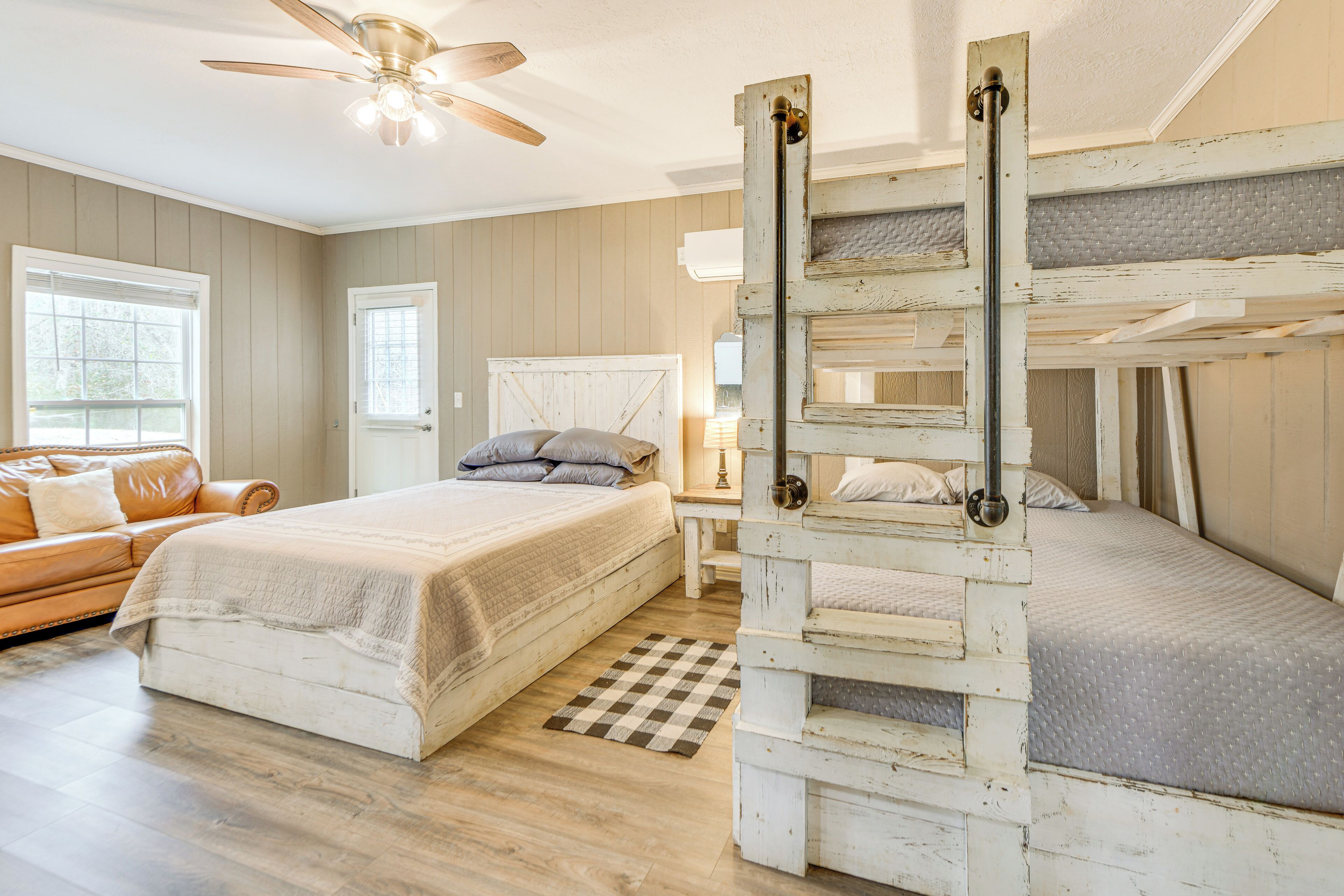 4 makuuhuonetta, silitysrauta/-lauta, ilmainen Wi-Fi, vuodevaatteet