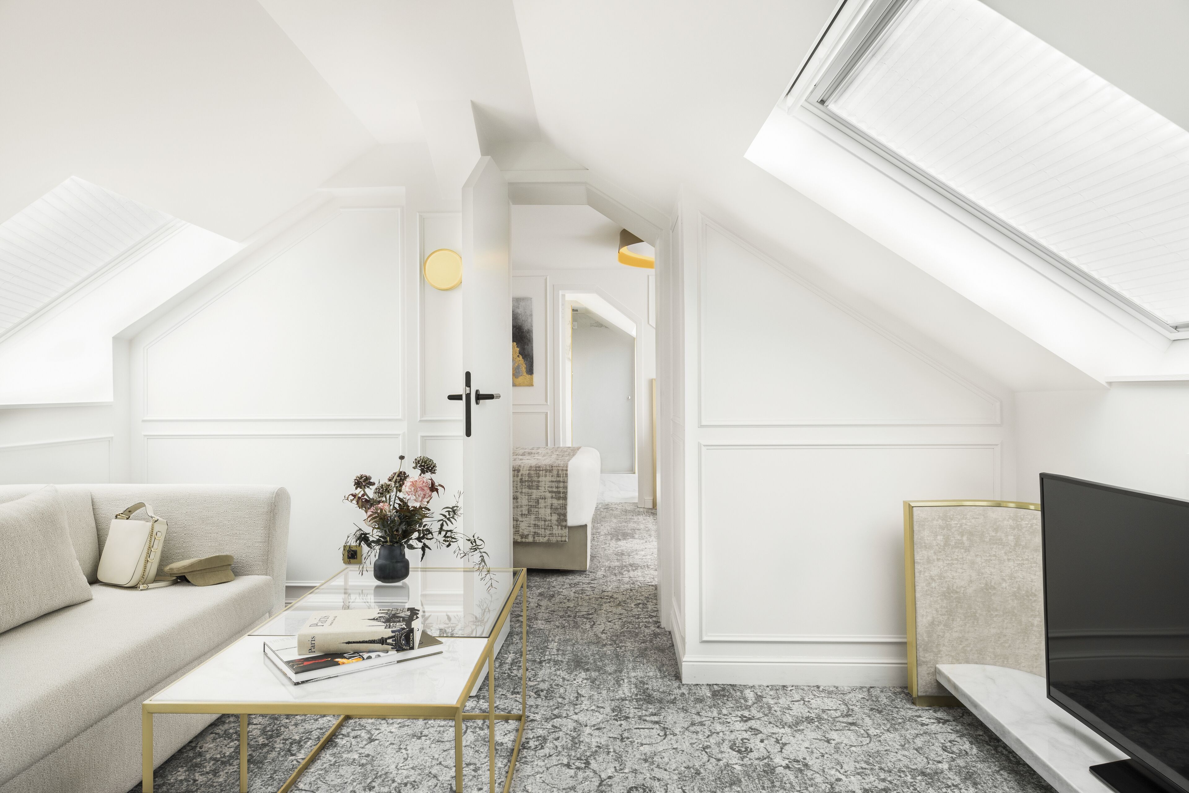 أغطية فراش متميزة وأسرّة سليكت كومفورت وميني بار وخزنة داخل الغرفة