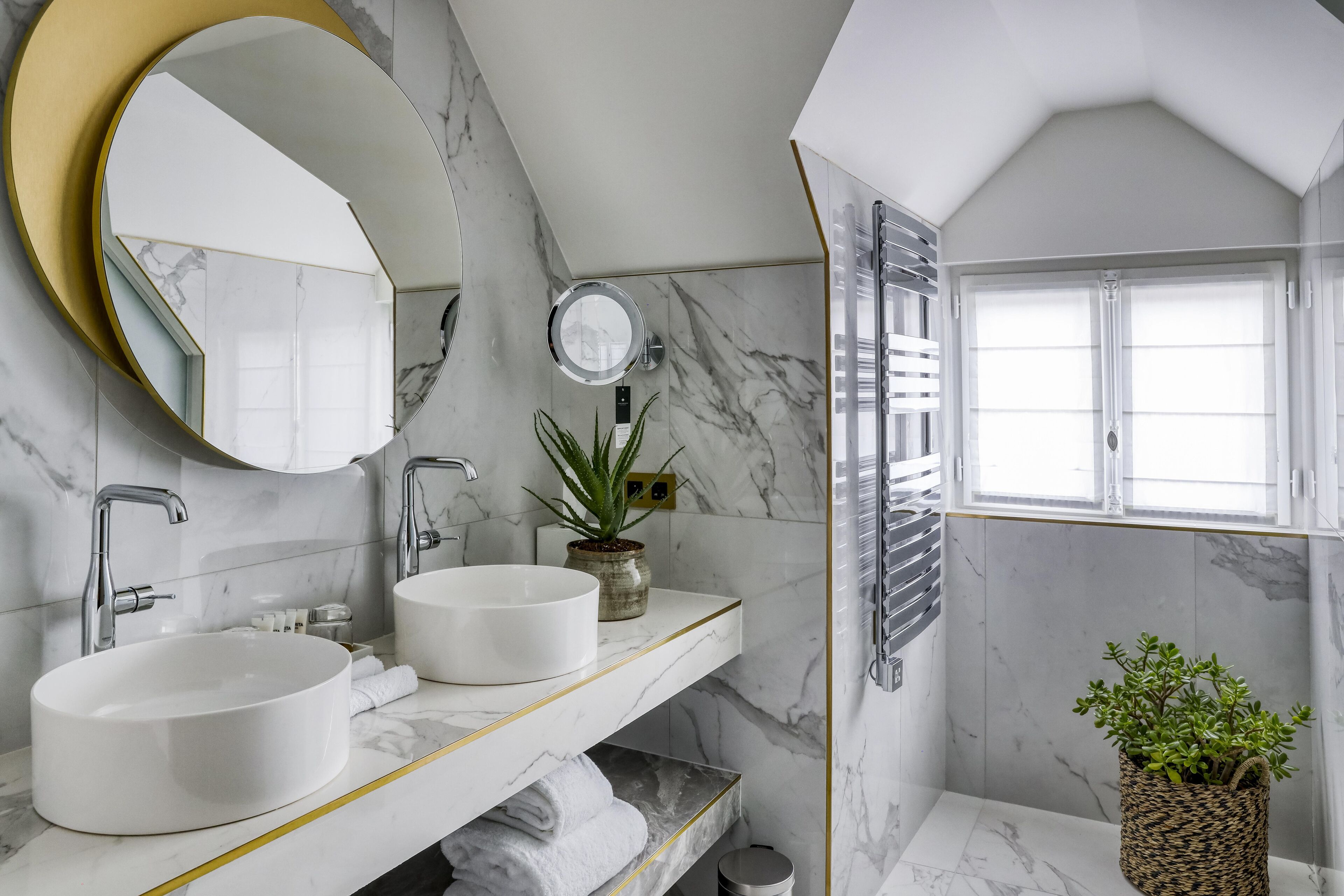 suite opera | bathroom | shower, rainfall showerhead, free toiletries, hair dryer