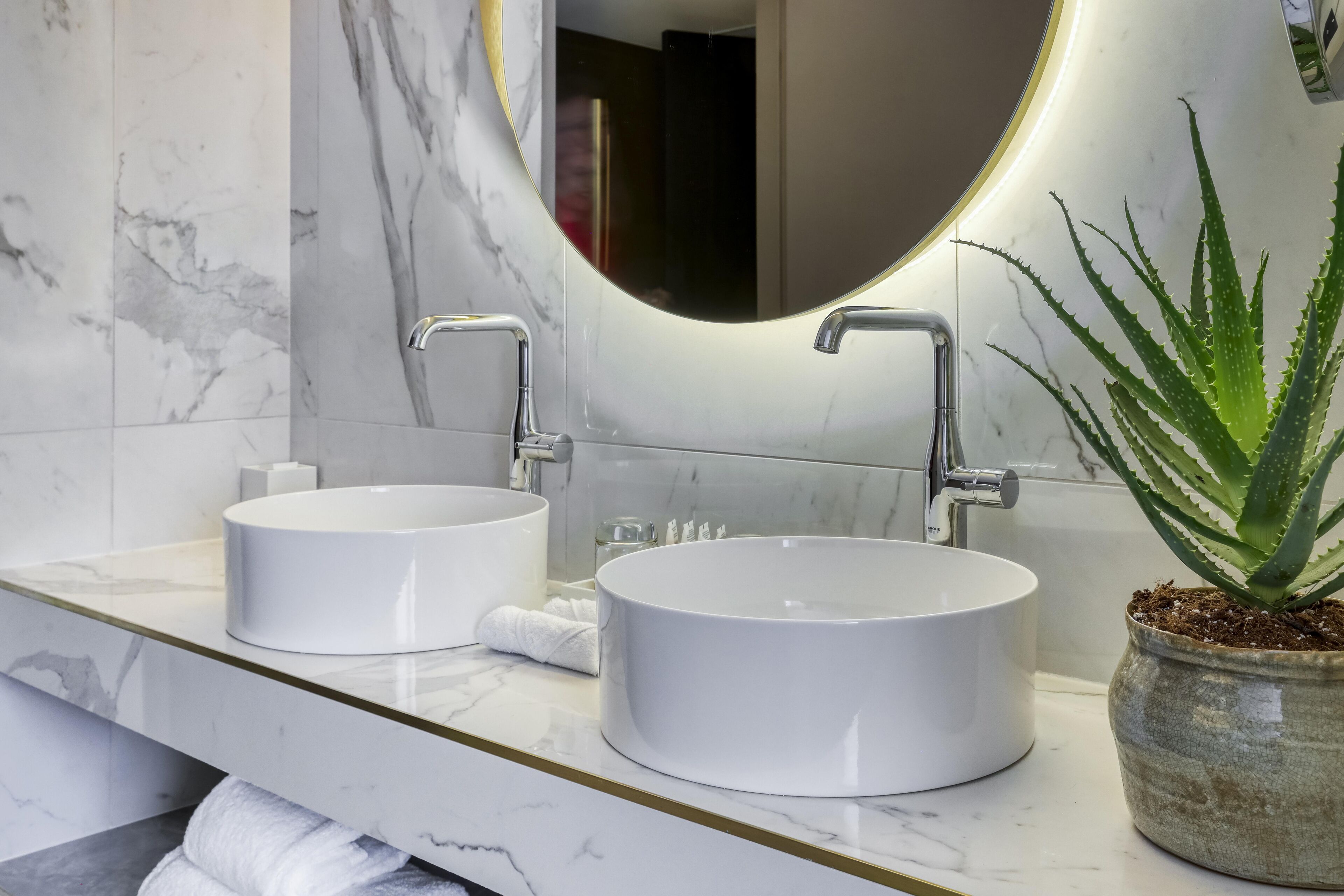 suite opera | bathroom sink