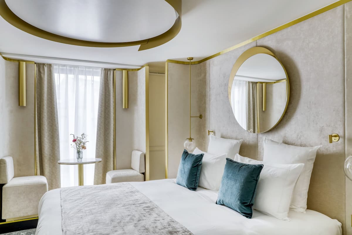 Sengetøy av topp kvalitet, senger med Select Comfort-madrass og minibar