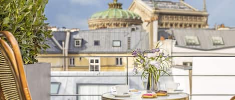 奢華四人房 | 高級寢具、Select Comfort 床墊、迷你吧、房內夾萬