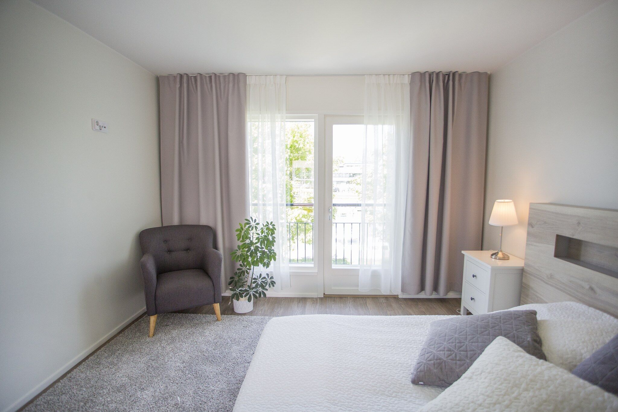 Escritorio, espacio para trabajar con laptop y cortinas blackout 