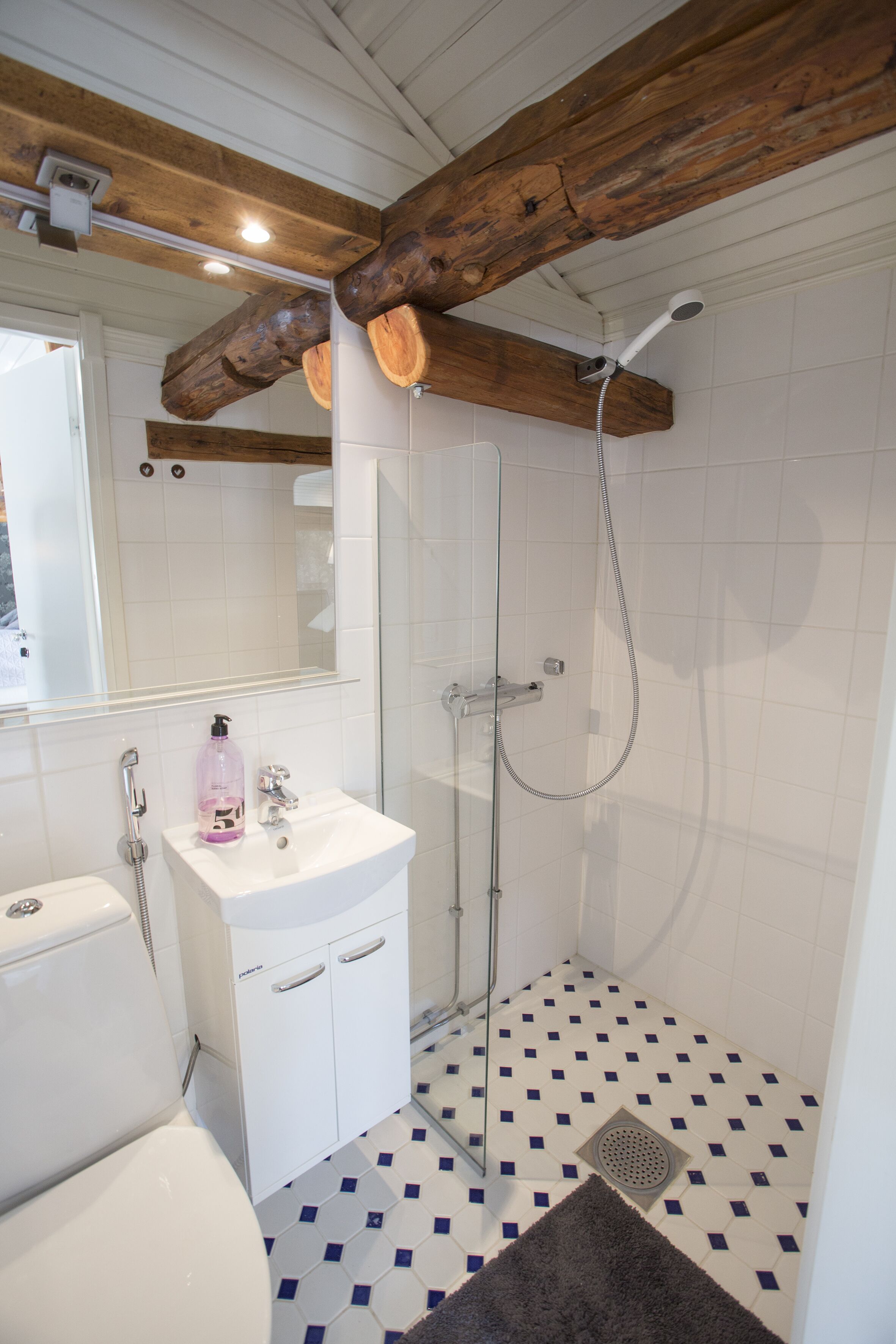 deluxe room | bathroom | shower, hair dryer, bidet, towels