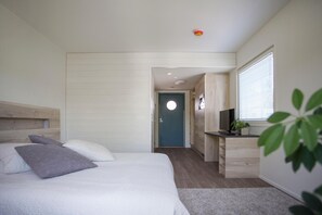 Desk, laptop workspace, blackout drapes, soundproofing - Hotelli Aittaranta (Uusikaupunki)