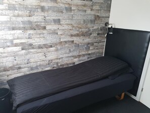 标准单人房 | 高档床上用品、加厚床垫、办公桌、遮光窗帘