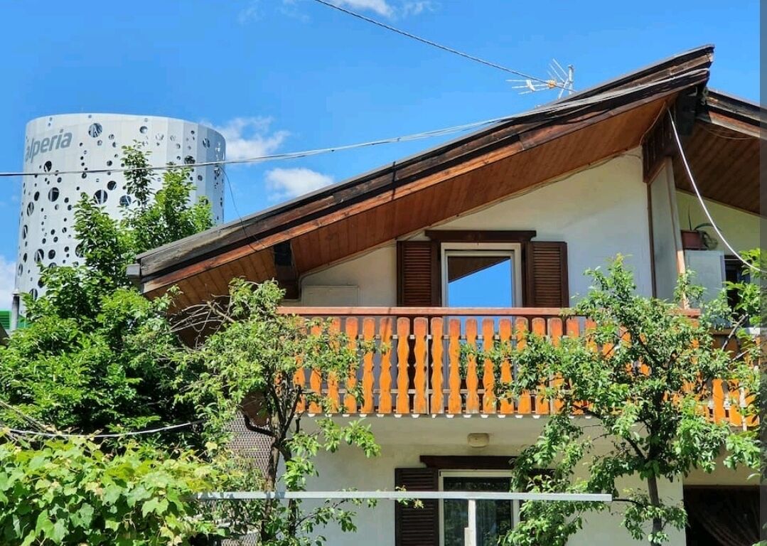Cute apartment on cycle path, free parking