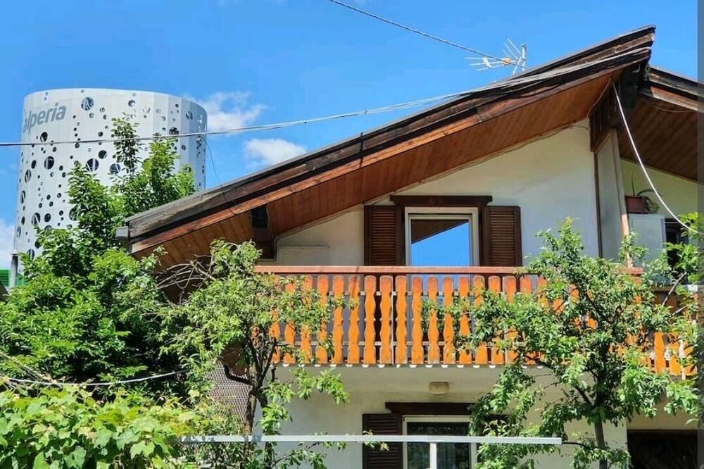 Cute apartment on cycle path, free parking