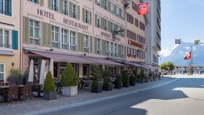 A hotel with outdoor seating and a mountain view. - Weisses Rössli Swiss Quality Hotel (Ingenbohl)