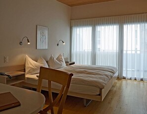 Muebles diferentes, escritorio, wifi gratis y ropa de cama