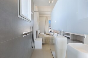 Regadera, secadora de cabello, bidet, toallas 
