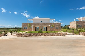 Vista frontal de la propiedad