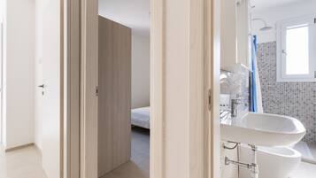 Comfort House, 2 Bedrooms | Bathroom | Shower, hair dryer, bidet, towels