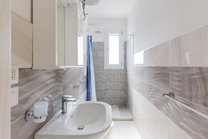 Comfort-Haus, 2 Schlafzimmer | Badezimmer | Dusche, Haartrockner, Bidet, Handtücher
