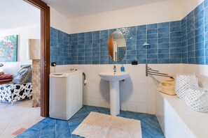 Bañera con ducha, secador de pelo, bidet, toallas