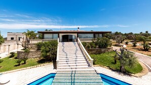 A large house with a swimming pool, a staircase leading to the entrance, and a well-maintained garden. - Villa Flo (Sannicola)