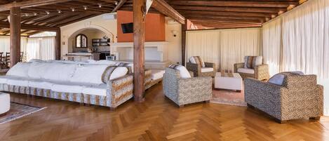 Comfort House, 4 Bedrooms | Living room | Flat-screen TV