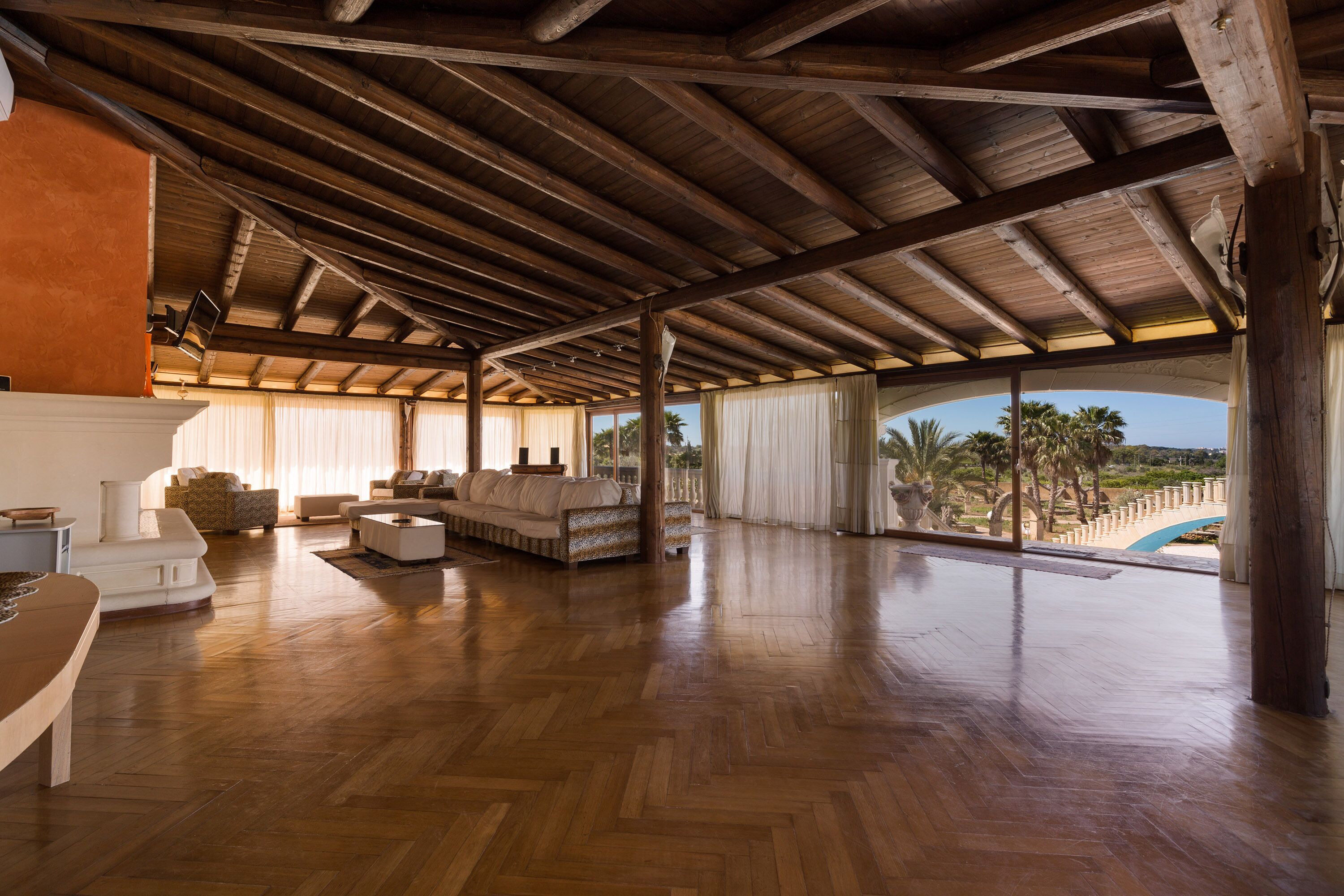 Comfort House, 4 Bedrooms | Living room | Flat-screen TV