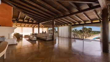 Comfort House, 4 Bedrooms | Living room | Flat-screen TV