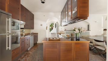 Comfort House, 4 Bedrooms | Private kitchen | Full-sized fridge, microwave, oven, stovetop